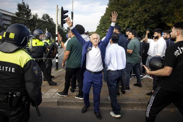 Far-right activist rips up Quran during demo in Netherlands