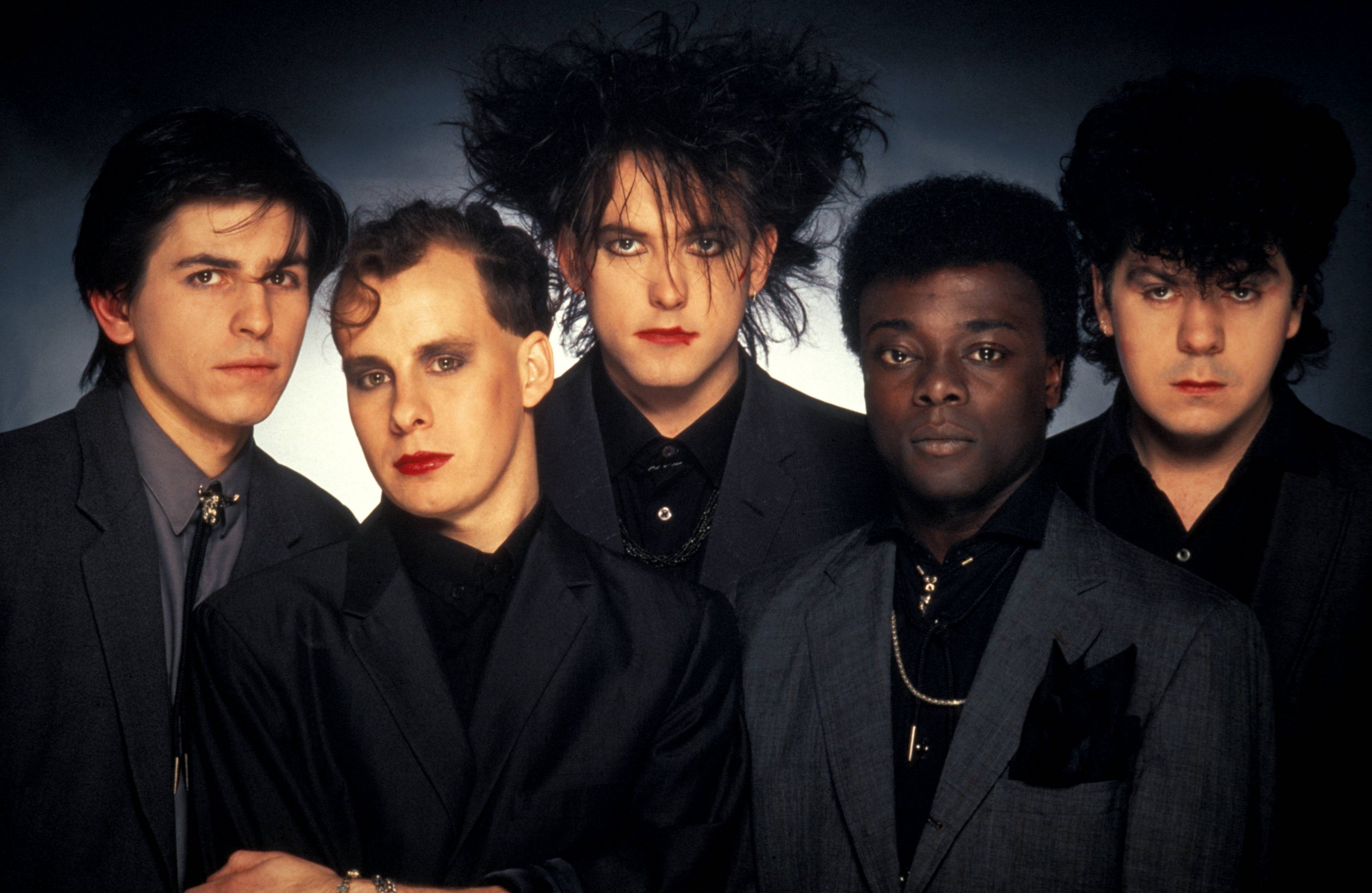 The Cure posing for photo including Phil Thornalley, Porl Thompson, Robert Smith, Andy Anderson and Lol Tolhurst