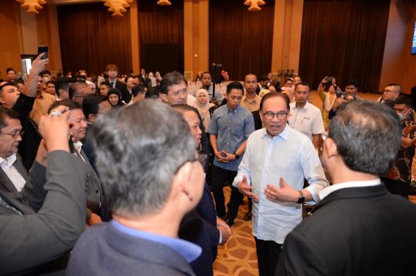 PM says Putrajaya to review salary scheme for fresh graduates, civil servants