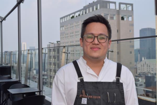 Javier Low works on his garden salad during a tasting event on Tuesday at Hotel Cappuccino, southern Seoul (Kim Hae-yeon/ The Korea Herald)