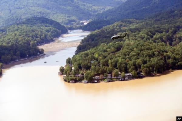 搭载拜登总统的海军一号飞越湖泊和受飓风海伦影响的地区,拍摄于2024年10月2日,地点在北卡罗来纳州的烟囱岩附近。